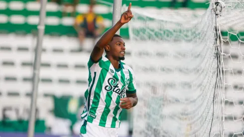 Abner comemora gol pelo Juventude