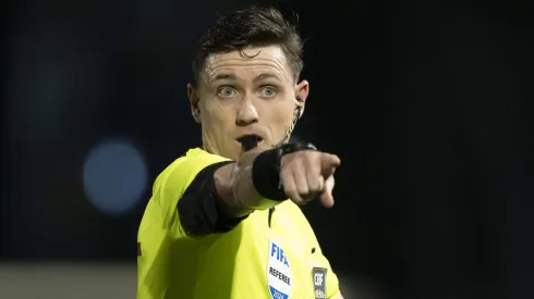 Árbitro decidiu quebrar o silêncio – Foto: Jorge Rodrigues/AGIF.