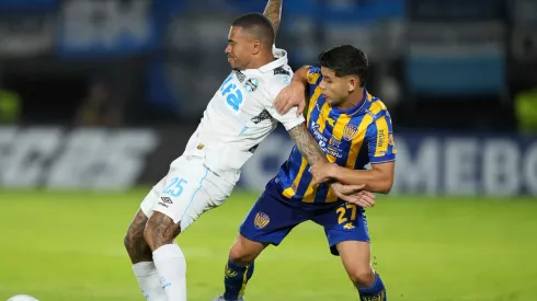 Lucas Esteves sob marcação em partida diante do Deportivo Luqueño. Foto: Associated Press / Alamy Stock Photo