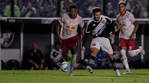 RJ – RIO DE JANEIRO – 03/08/2024 – BRASILEIRO A 2024, VASCO X BRAGANTINO – Philippe Coutinho jogador do Vasco durante partida contra o Bragantino no estadio Sao Januario pelo campeonato Brasileiro A 2024. Foto: Thiago Ribeiro/AGIF
