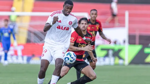 Ricardo Mathias jogador do Internacional durante partida contra o Sport no estádio Ilha do Retiro pelo campeonato Brasileiro A 2025. Foto: Rafael Vieira/AGIF
