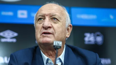 Felipão chamou staff no CT e Grêmio decidiu manter atacante no elenco de Mano Menezes