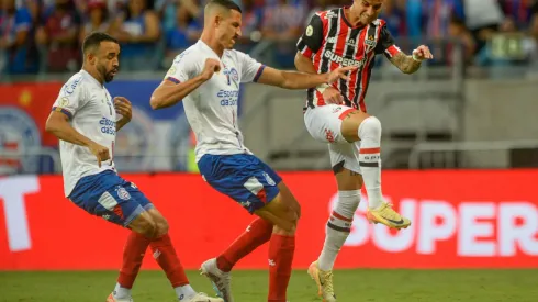 BA – SALVADOR – 05/11/2024 – BRASILEIRO A 2024, BAHIA X SAO PAULO – Gabriel Teixeira jogador do Bahia disputa lance com Ferreirinha jogador do Sao Paulo durante partida no estadio Fonte Nova pelo campeonato Brasileiro A 2024. Foto: Jhony Pinho/AGIF