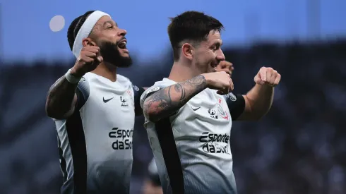 SP – SAO PAULO – 21/09/2024 – BRASILEIRO A 2024, CORINTHIANS X ATLETICO-GO – Garro jogador do Corinthians comemora seu gol com Memphis Depay jogador da sua equipe durante partida contra o Atletico-GO no estadio Arena Corinthians pelo campeonato Brasileiro A 2024. Foto: Ettore Chiereguini/AGIF