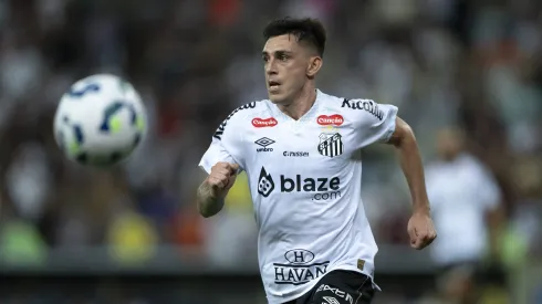 Escobar jogador do Santos durante partida contra o Fluminense no estadio Maracana pelo campeonato Brasileiro A 2025. Foto: Jorge Rodrigues/AGIF