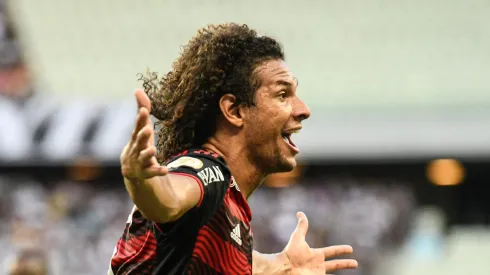 CE – Fortaleza – 14/05/2022 – BRASILEIRO A 2022, CEARA X FLAMENGO – Willian Arao jogador do Flamengo comemora seu gol com jogadores do seu time durante partida contra o Ceara no estadio Arena Castelao pelo campeonato Brasileiro A 2022.