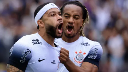 Memphis Depay jogador do Corinthians comemora seu gol com Carrillo – Foto: Marcello Zambrana/AGIF