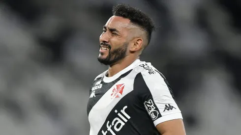 Payet durante partida entre Nova Iguaçu e Vasco, no Estádio Nilton Santos, pela Copa do Brasil.