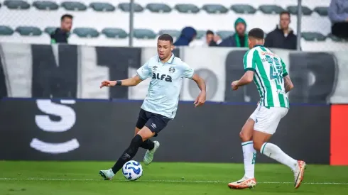 Alysson chamou atenção do Mano Menezes – Foto: Lucas Uebel/Grêmio