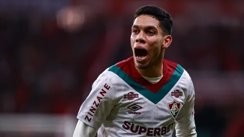 Paulo Baya, jogador do Fluminense, comemora seu gol durante partida contra o Internacional, pelo Brasileirão Betano. Foto: Maxi Franzoi/AGIF.