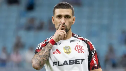 Arrascaeta exaltou o camisa 10 do Santos – Foto: Liamara Polli/AGIF.