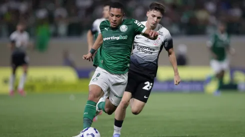 Vitor Roque jogador do Palmeiras disputa lance com Breno Bidon jogador do Corinthians – Foto: Ettore Chiereguini/AGIF
