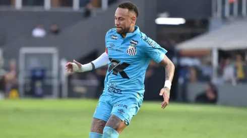 Mesmo em má fase, camisa azul de Neymar é sucesso de vendas