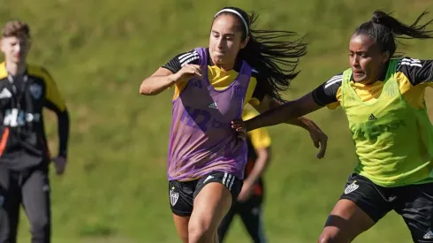 Carol Arbelaez, meia da equipe feminina do Atletico Mineiro passou por procedimento cirurgico no joelho e deve ficar fora da temporada