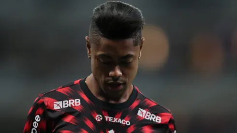 Bruno Henrique durante aquecimento antes de partida entre Cruzeiro e Flamengo, no Mineirão, pelo Brasileirão.