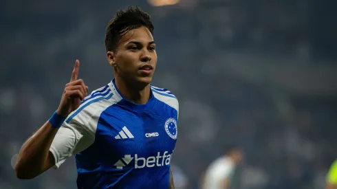 Kaio Jorge, jogador do Cruzeiro, comemora seu gol durante partida contra o Palmeiras, pelo Brasileirão Betano. Foto: Fernando Moreno/AGIF.