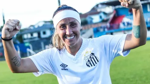 Pardal, jogadora comemora seu gol com a camisa das Sereias da Vila