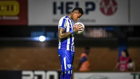 Alef Manga com a bola em partida do Avaí. Foto: ZUMA Press, Inc. / Alamy Stock Photo