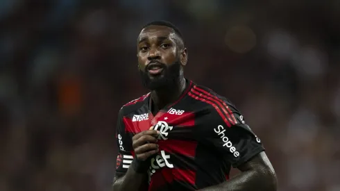 Volante em partida pelo Flamengo