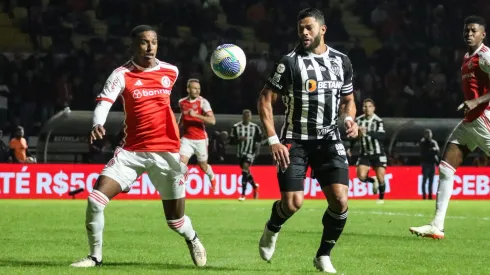 Vitão jogador do Internacional disputa lance com Hulk jogador do Atlético-MG – Foto: Leonardo Hubbe/AGIF