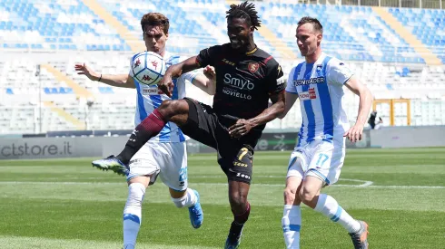 PESCARA, ITALY – MAY 10: Cedric Gondo of US Salernitana vies with Rodrigo Guth and Massimo Volta of Pescara Calcio during the Serie B match between Pescara Calcio and US Salernitana at Adriatico Stadium on May 10, 2021 in Pescara, Italy. (Photo by Francesco Pecoraro/Getty Images)