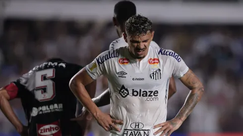 Tiquinho Soares jogador do Santos lamenta durante partida contra o Botafogo-SP no estadio Vila Belmiro pelo campeonato Paulista 2025. Foto: Ettore Chiereguini/AGIF