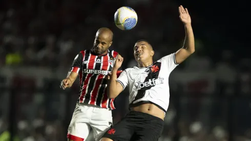 Matheus Carvalho jogador do Vasco disputa lance com Lucas Moura jogador do São Paulo – Foto: Jorge Rodrigues/AGIF