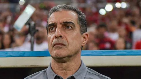 Renato Paiva acompanhando a equipe do Botafogo à beira do campo – Foto: Thiago Ribeiro/AGIF: