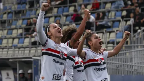 Crivelari comemora seu gol da vitória do São Paulo sobre o Juventude no Brasileirão Feminino