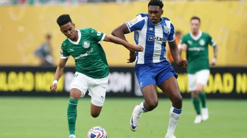 Estêvão e Samu em campo durante Palmeiras x Porto. (Photo by Francois Nel/Getty Images)