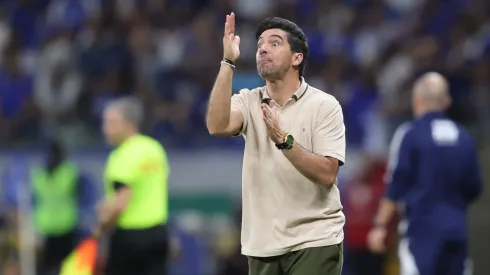 MG – BELO HORIZONTE – 01/06/2025 – BRASILEIRO A 2025, CRUZEIRO X PALMEIRAS – Abell ferreira tecnico do Palmeiras e Allan Jogador durante partida contra o Cruzeiro no estadio Mineirao pelo campeonato Brasileiro A 2025. Foto: Gilson Lobo/AGIF