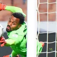 Ben Said, do Espérance, chama a atenção ao defender dois chutes de Pedro, do Flamengo, no Mundial de Clubes