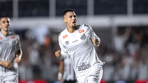 Ze Ivaldo jogador do Santos comemora seu gol durante partida contra o Atletico-MG no estadio Vila Belmiro pelo campeonato Brasileiro A 2025. Foto: Abner Dourado/AGIF