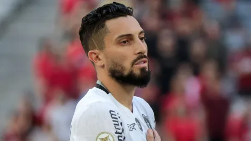 Alex Telles em ação pelo Botafogo – Foto: Robson Mafra/AGIF