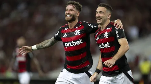 RJ – RIO DE JANEIRO – 22/02/2025 – CARIOCA 2025, FLAMENGO X MARICA – Leo Ortiz jogador do Flamengo comemora seu gol com Leo Pereira jogador da sua equipe durante partida contra o Marica no estadio Maracana pelo campeonato Carioca 2025. Foto: Jorge Rodrigues/AGIF
