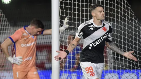 Vegetti, jogador do Vasco, comemora seu gol durante partida contra o Fortaleza, pelo Brasileirão Betano. Foto: Thiago Ribeiro/AGIF.