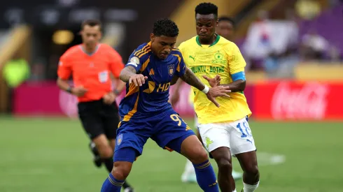 ORLANDO, FLORIDA – JUNE 17: Erick Farias #97 of Ulsan HD is challenged by Themba Zwane #18 of Mamelodi Sundowns FC during the FIFA Club World Cup 2025 group F match between Ulsan HD FC and Mamelodi Sundowns FC at Inter&Co Stadium on June 17, 2025 in Orlando, Florida. (Photo by Dan Mullan/Getty Images)