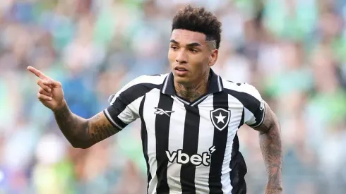 Botafogo se prepara para duelo com PSG pelo Mundial de Clubes
PSG e Botafogo se enfrentam na noite desta quinta-feira, dia 19, às 22h (de Brasília), pela 2ª rodada do Mundial de Clubes. O confronto será disputado no Rose Bowl, na Califórnia, com promessa de grande público e muita expectativa.
O duelo é válido pelo Grupo B, que ainda conta com Seattle Sounders e Atlético de Madrid, que também se enfrentam nesta quinta, às 19h. O Botafogo chega ao jogo embalado após vitória por 2 a 1 na estreia, enquanto o PSG busca manter a hegemonia europeia.
A equipe francesa garantiu vaga como atual campeã da Champions League. Já o clube carioca está no torneio após conquistar a Libertadores. A competição reúne 32 equipes, divididas em oito grupos, e segue o formato semelhante ao da Copa do Mundo.
Canadense será o árbitro do jogo
A Fifa escalou o canadense Drew Fischer, de 44 anos, para comandar o duelo entre PSG e Botafogo. Considerado um dos principais nomes da Concacaf, Fischer apitou a final da Liga das Nações entre México e EUA na última temporada.
Ele também atua frequentemente na MLS e já trabalhou como árbitro de vídeo nas Copas do Mundo masculina de 2022 e feminina de 2019 e 2023. Seus assistentes serão os também canadenses Michael Barwegen e Lyes Arfa, com Gustavo Tejera (Uruguai) como quarto árbitro.
Enquanto a arbitragem promete experiência, o técnico Renato Paiva foca nos ajustes do time. Após vitória apertada contra o Seattle, o treinador admitiu problemas defensivos e estuda mudanças para enfrentar um rival mais forte.
Mudanças podem ocorrer no ataque e meio
Um dos pontos analisados por Paiva é a compactação defensiva, que apresentou falhas na estreia. Segundo o treinador, todos precisam estar em sintonia na hora de defender. Ele pode optar por um volante a mais para reforçar o setor.
No ataque, o centroavante Mastriani deve perder a vaga para Cuiabano, que atuaria ao lado de Artur, Savarino e Igor Jesus. A escalação será definida nos treinos restantes, e não está descartada uma postura mais conservadora contra os franceses.