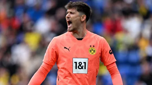 Gregor Kobel, em ação pelo Borussia – Foto: Markus Gilliar/Getty Images)