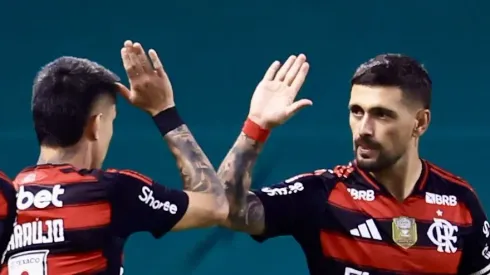 Arrascaeta e Luiz Araújo jogando pelo Flamengo