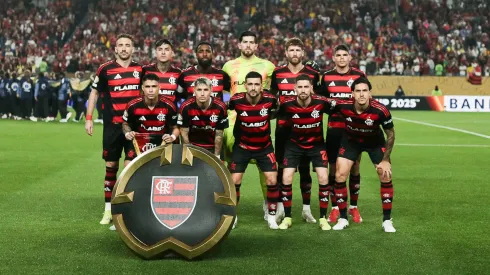 Titulares do Flamengo perfilados em campo. Foto: Gilvan de Souza/Flamengo.
