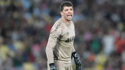 Tiago Volpi goleiro do Gremio durante partida contra o Fluminense no estadio Maracana pelo campeonato Brasileiro A 2025. Foto: Thiago Ribeiro/AGIF