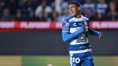 PACHUCA, MEXICO – APRIL 15: John Kennedy of Pachuca reacts during the 16th round match between Pachuca and Tigres UANL as part of the Torneo Clausura 2025 Liga MX at Hidalgo Stadium on April 15, 2025 in Pachuca, Mexico. (Photo by Hector Vivas/Getty Images)