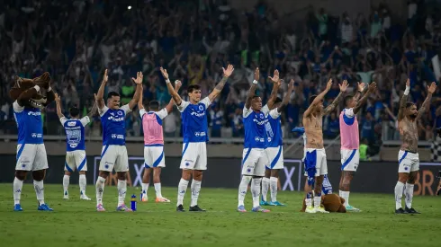 Jogadores do Cruzeiro comemoram vitória ao final da partida contra o Palmeiras – Foto: Fernando Moreno/AGIF