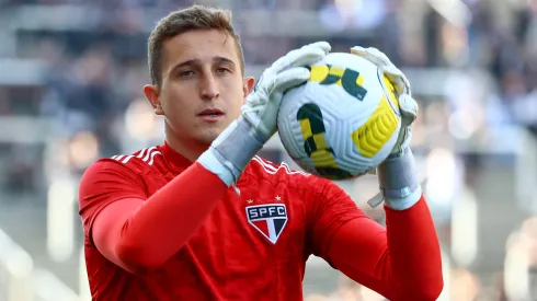 Thiago Couto, ex-jogador do Sao Paulo durante aquecimento antes da partida contra o Corinthians no estadio Arena Corinthians pelo campeonato Brasileiro A 2022.