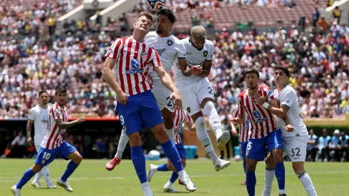 PASADENA, CALIFORNIA – JUNE 23: Alexander Soerloth #9 of Atletico De Madrid battles for possession with Gregore #26 of Botafogo during the FIFA Club World Cup 2025 group B match between Club Atletico de Madrid and Botafogo FR at Rose Bowl Stadium on June 23, 2025 in Pasadena, California. (Photo by Harry How/Getty Images)
