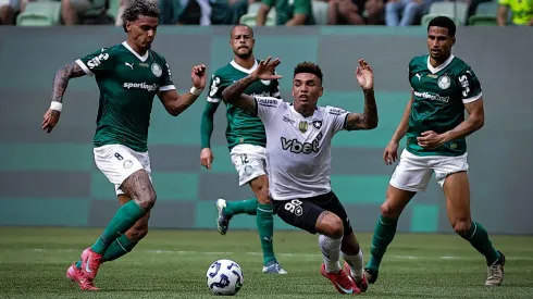 Igor Jesus cercado por jogadores do Palmeiras em partida no Allianz Parque. Foto: Sipa US / Alamy Stock Photo