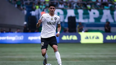 Jair Cunha jogador do Botafogo durante partida contra o Palmeiras no estadio Arena Allianz Parque pelo campeonato Brasileiro A 2025. Foto: Fabio Giannelli/AGIF