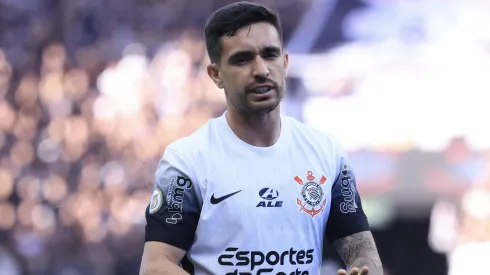 Torcida do Vasco não aprova contratação de Igor Coronado após saída do meia do Corinthians.