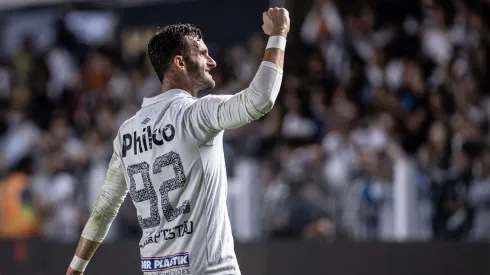 Leo Baptistao jogador do Santos comemora seu gol durante partida contra o Botafogo no estadio Vila Belmiro pelo campeonato Brasileiro A 2022. Foto: Raul Baretta/AGIF